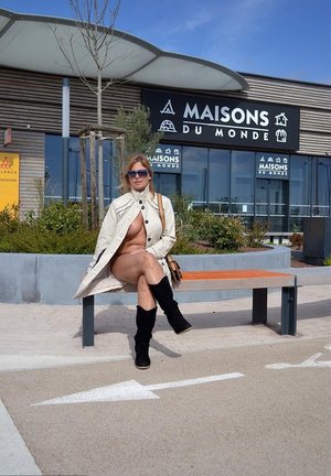 18 year old girl Bella nudeing off a cock in her graduation attire